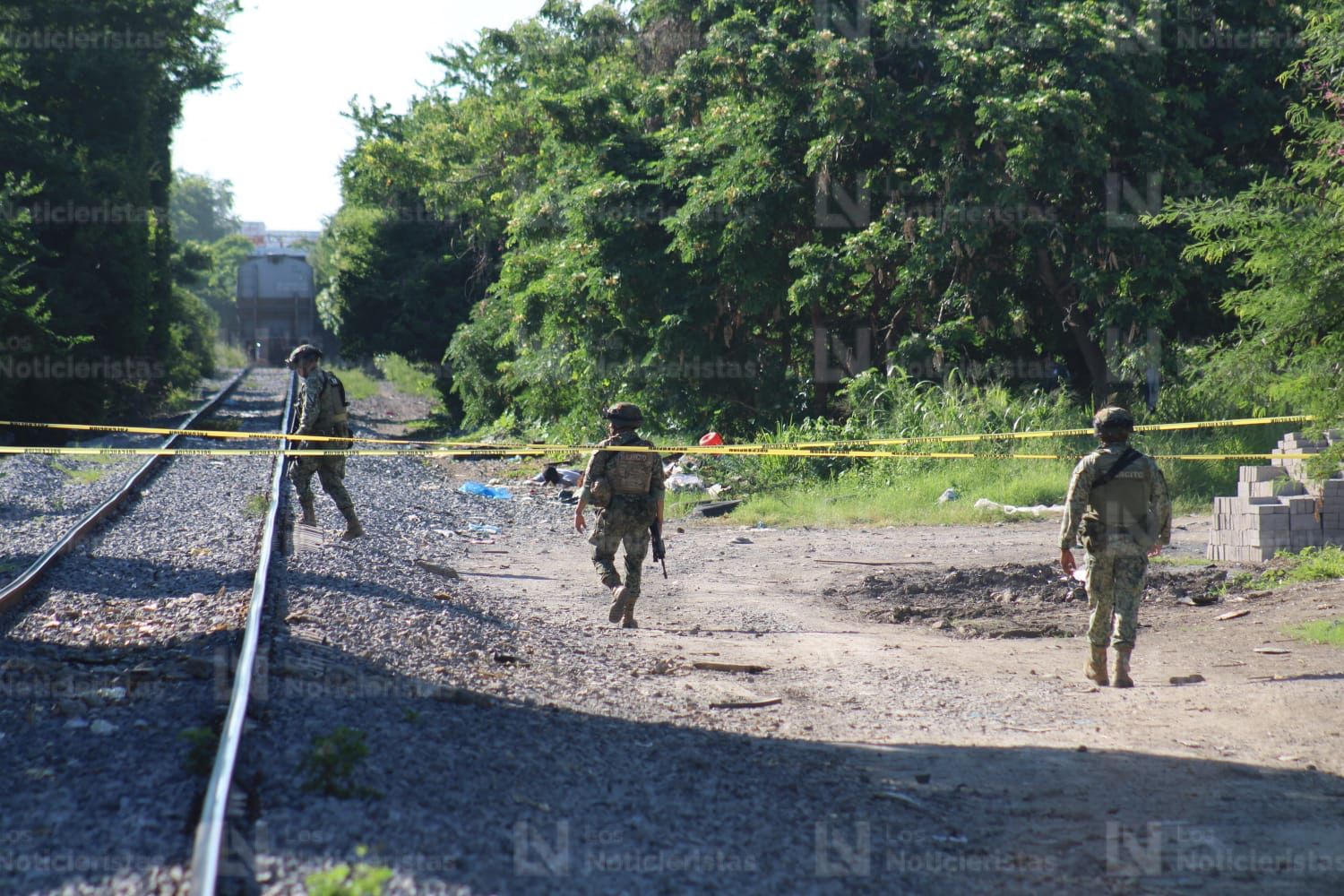 Localizan a un hombre y una mujer cerca de las vías del tren en Mazatlán