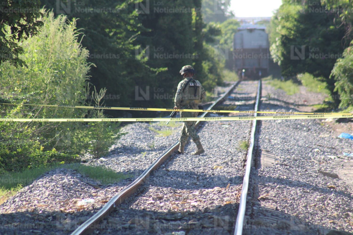 Localizan a un hombre y una mujer cerca de las vías del tren en Mazatlán