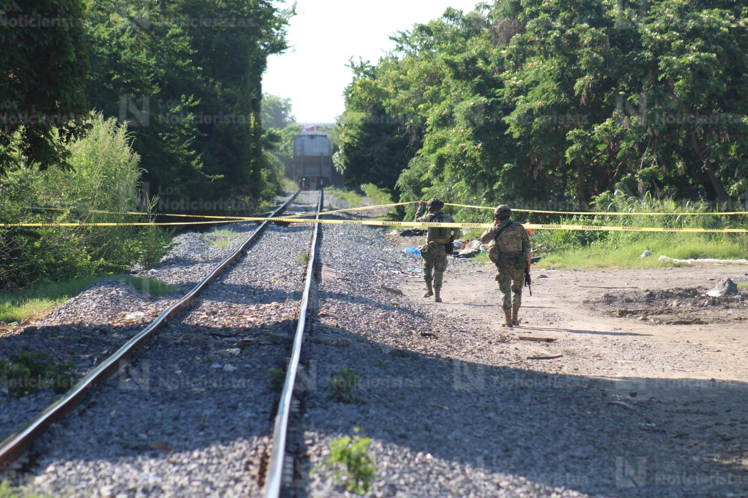 Localizan a un hombre y una mujer cerca de las vías del tren en Mazatlán