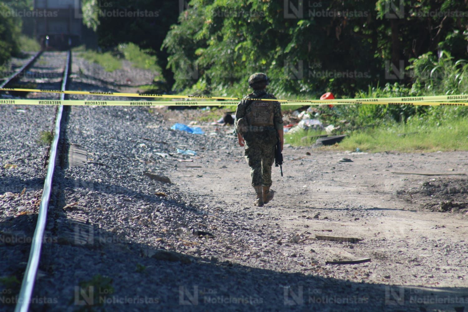 Localizan a un hombre y una mujer cerca de las vías del tren en Mazatlán