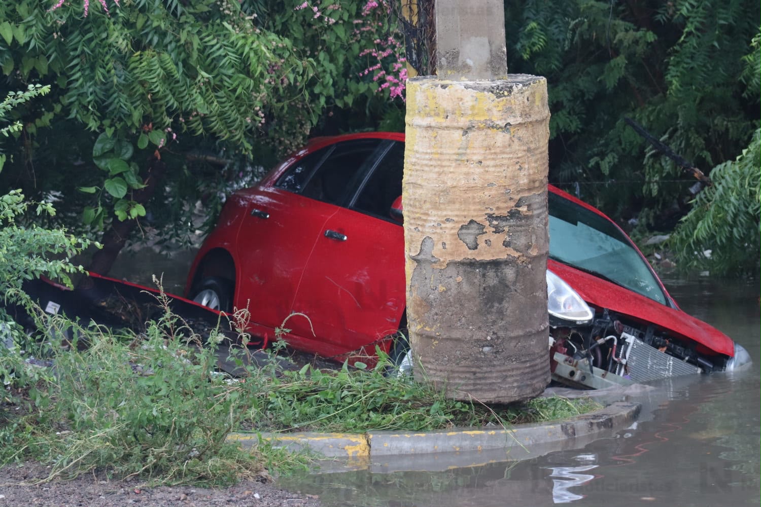 Localizan automóvil abandonado e inundado en canal pluvial en Mazatlán, Sinaloa
