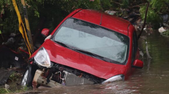 Localizan automóvil abandonado e inundado en canal pluvial tras aguacero en Mazatlán, Sinaloa
