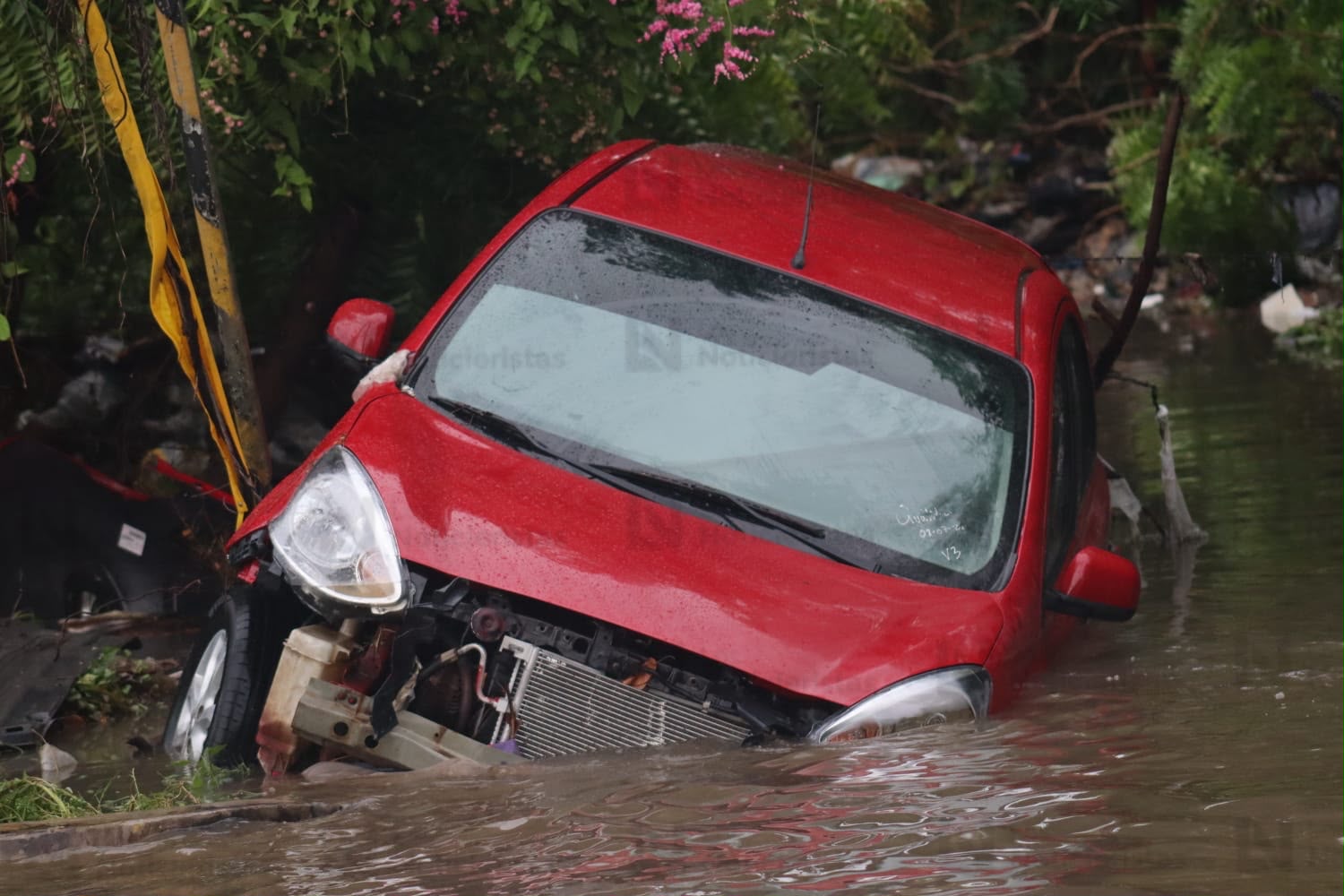 Localizan automóvil abandonado e inundado en canal pluvial en Mazatlán, Sinaloa