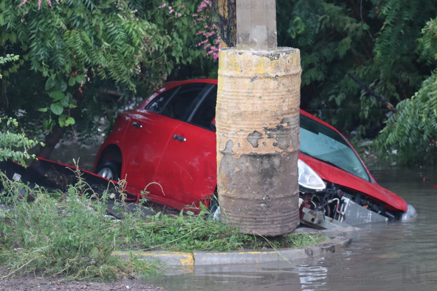 Localizan automóvil abandonado e inundado en canal pluvial en Mazatlán, Sinaloa