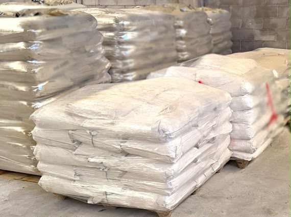 Localizan bodega con casi 48 mil litros de sustancias para elaborar metanfetamina en Sinaloa