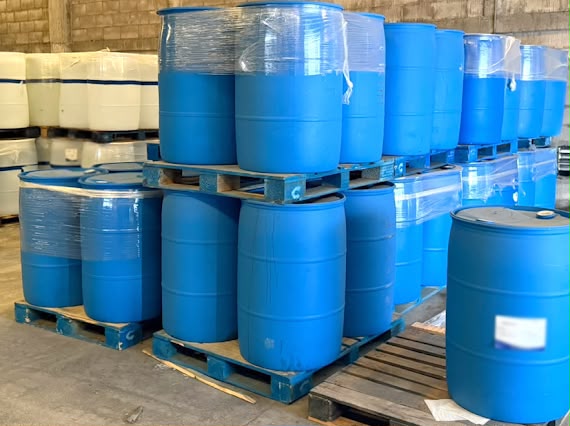 Localizan bodega con casi 48 mil litros de sustancias para elaborar metanfetamina en Sinaloa