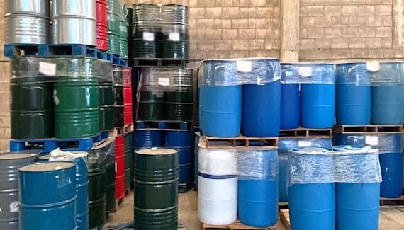 Localizan bodega con casi 48 mil litros de sustancias para elaborar metanfetamina en Sinaloa