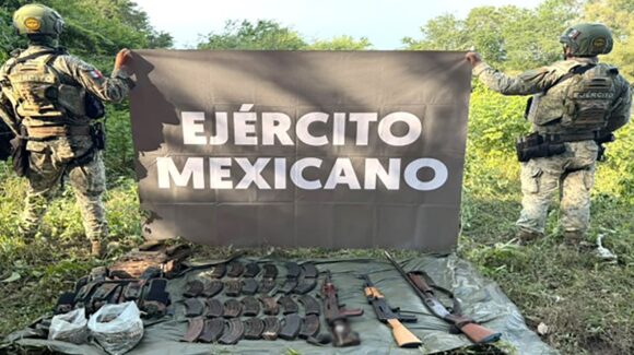 Localizan campamento clandestino con armas y más de mil cartuchos en Concordia, Sinaloa