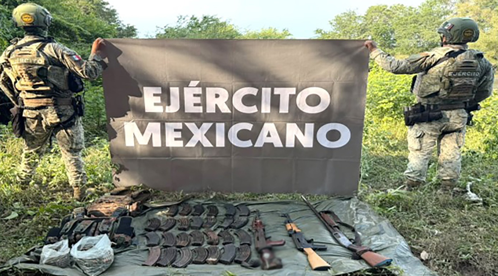 Localizan campamento clandestino con armas y más de mil cartuchos en Concordia, SinaloaLocalizan campamento clandestino con armas y más de mil cartuchos en Concordia, Sinaloa