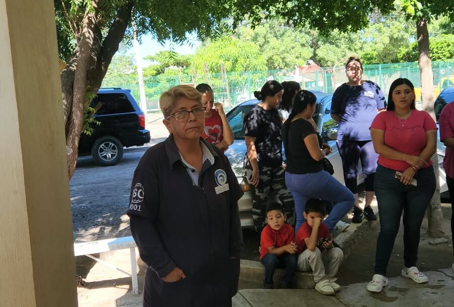 Madres de familia protestan en kinder de Guasave