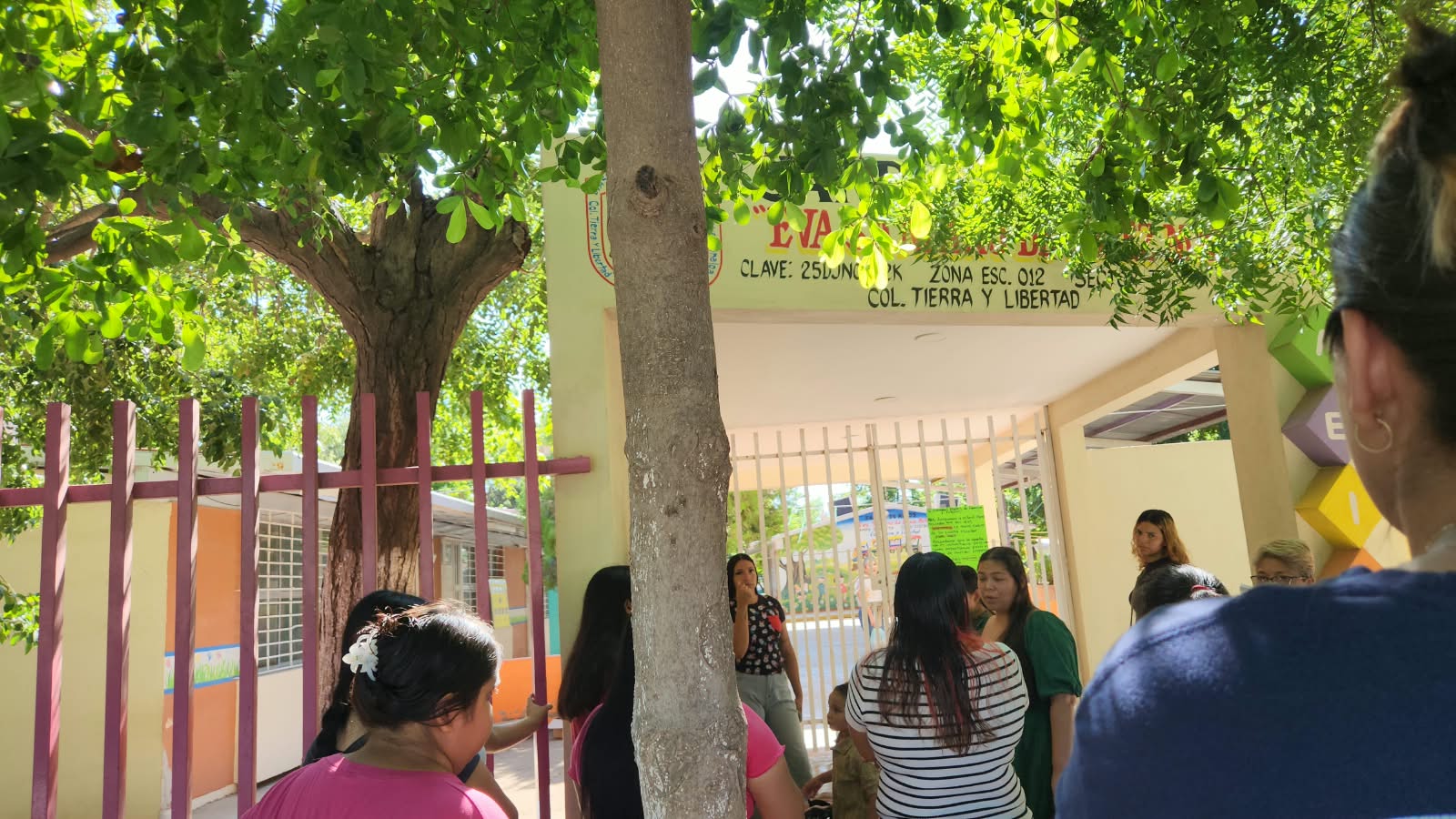 Madres de familia protestan en kinder de Guasave
