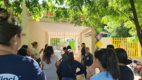 ¡Se electrocutó un conserje! Madres toman kínder Eva Samano por cables expuestos en La Tierra y Libertad, Guasave