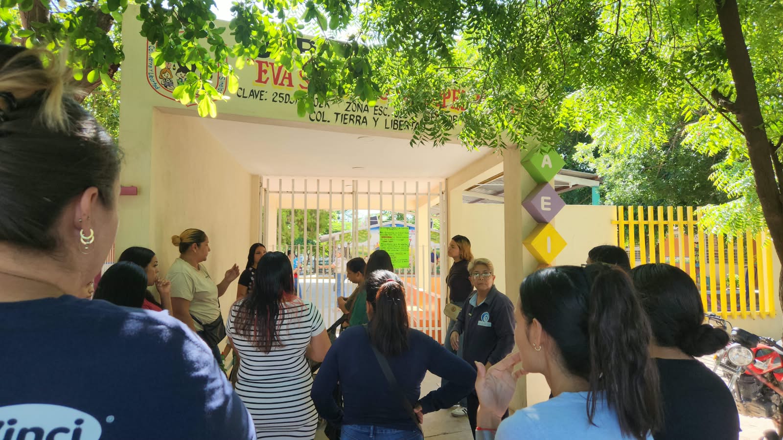 Madres de familia protestan en kinder de Guasave