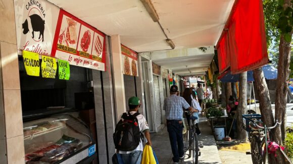 Hombres motorizados asaltan a locatarios del mercado Independencia en Los Mochis, Sinaloa