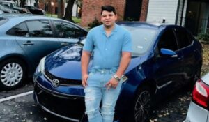 Migrante venezolano atacado por ICE ahora enfrenta cargos en EU; gobierno de Trump lo acusa de agredir a un agente