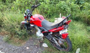 Motociclista de 77 años resulta lesionado tras choque en carretera estatal de Guasave, Sinaloa