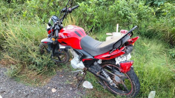 Motociclista de 77 años resulta lesionado tras choque en carretera estatal de Guasave, Sinaloa