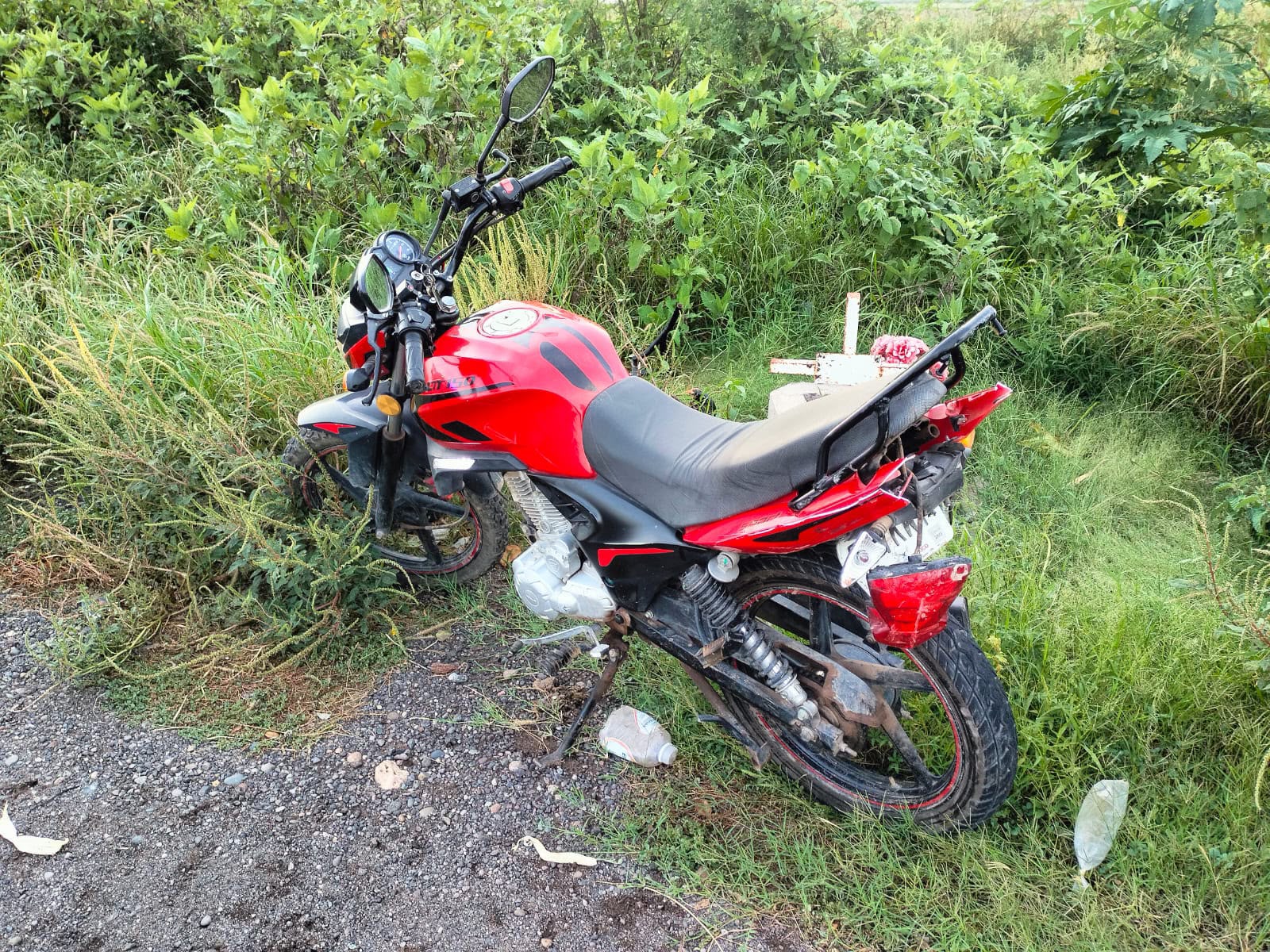 Motociclista de 77 años resulta lesionado tras choque en carretera estatal de Guasave, Sinaloa