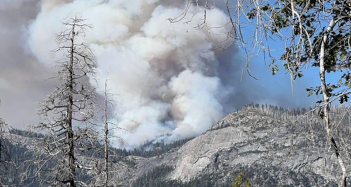 Mueren dos pilotos al caer helicóptero que combatía incendio en Yosemite, California
