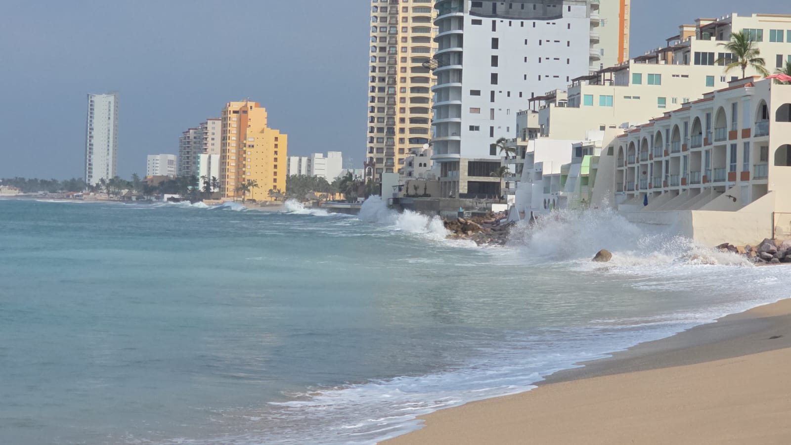 Oleaje alto en playas de Mazatlán
