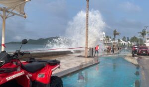Oleaje elevado mantiene restringido el acceso a las playas de Mazatlán