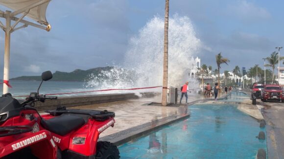 Oleaje elevado mantiene restringido el acceso a las playas de Mazatlán