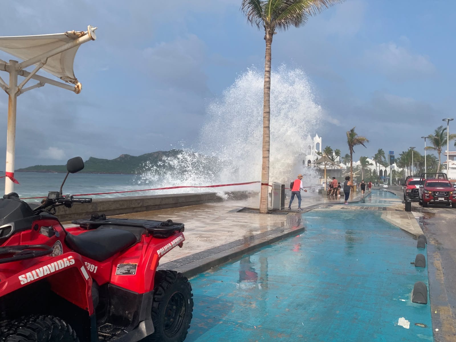 Oleaje alto en playas de Mazatlán