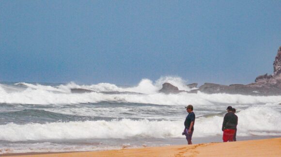 ¡Tome precauciones! Oleaje de hasta 2.5 metros continúa en playas de Mazatlán
