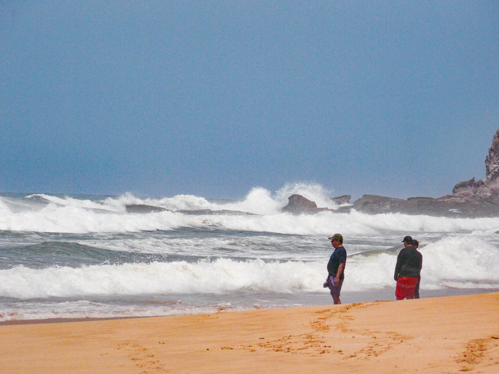 Oleaje alto en playas de Mazatlán este domingo