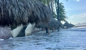 ¡Ni se metan! Oleaje de más de 3 metros mantiene cerradas las playas de Mazatlán, Sinaloa
