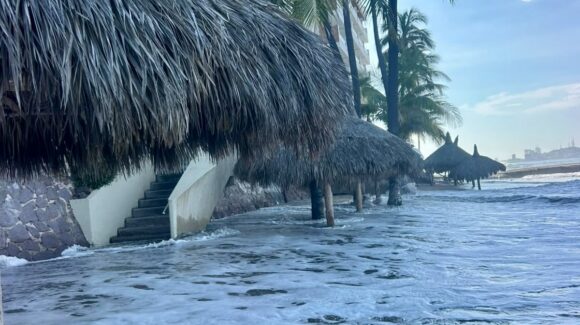 ¡Ni se metan! Oleaje de más de 3 metros mantiene cerradas las playas de Mazatlán, Sinaloa