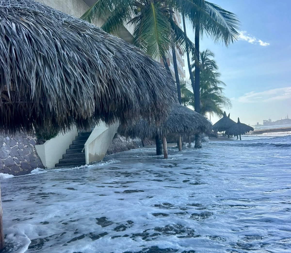 Oleaje de más de 3 metros mantiene cerradas las playas de Mazatlán, Sinaloa