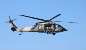 Despliegan operativo de seguridad por cielo, tierra y mar durante desfile patrio en Mazatlán
