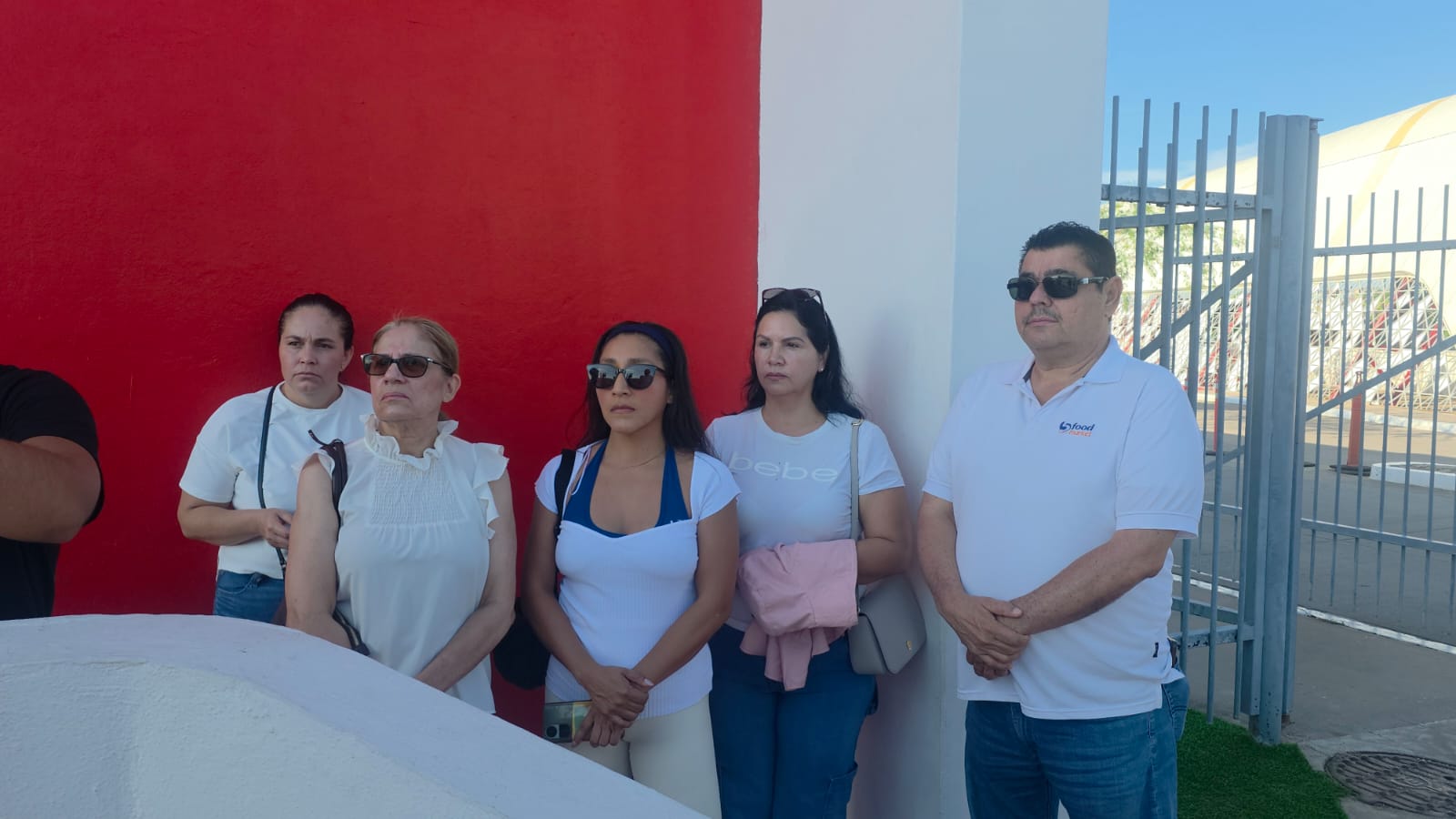Padres de familia solicitan mayor seguridad en colegio privado donde fue dejada una corona, en Culiacán