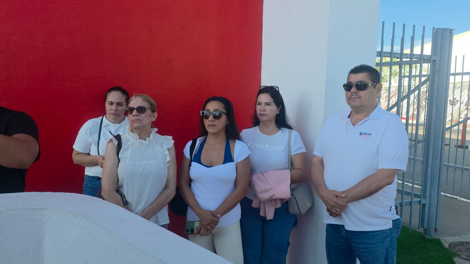 Padres de familia solicitan mayor seguridad en colegio privado donde fue dejada una corona, en Culiacán