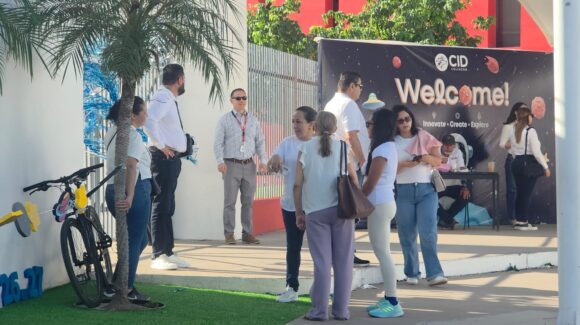 “Que no quede impune”: Padres de familia solicitan mayor seguridad en colegio privado donde fue dejada una corona, en Culiacán