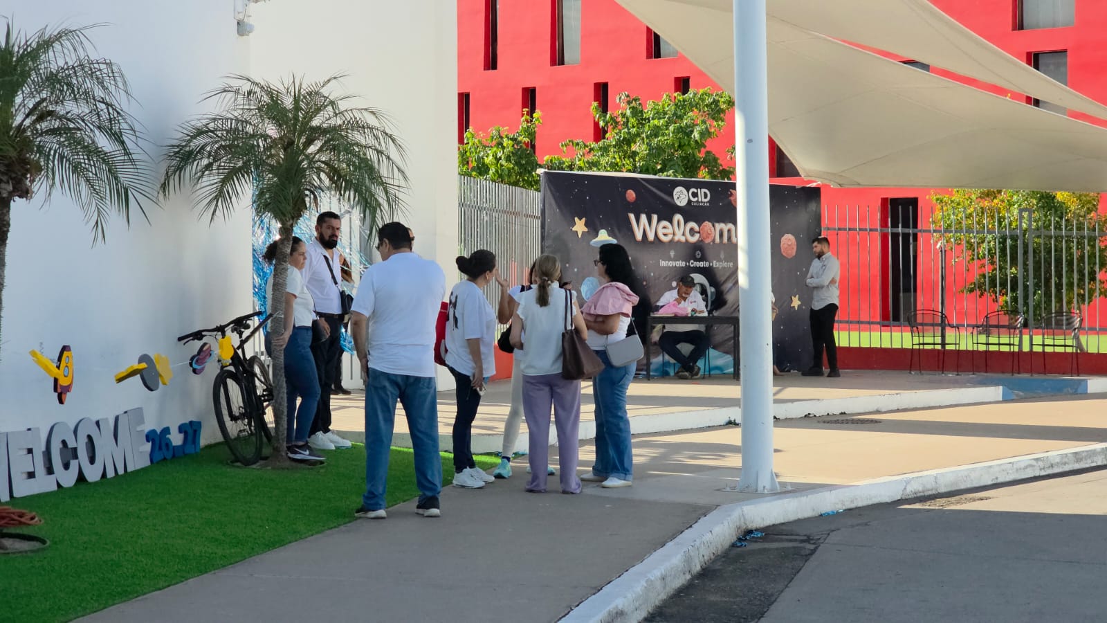Padres de familia solicitan mayor seguridad en colegio privado donde fue dejada una corona, en Culiacán