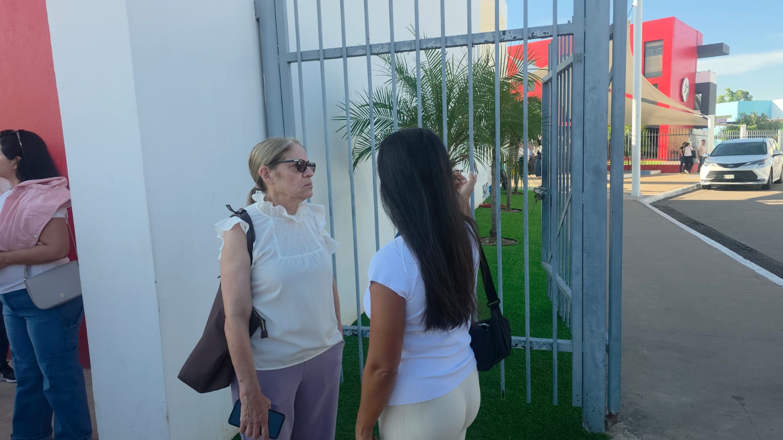 Padres de familia solicitan mayor seguridad en colegio privado donde fue dejada una corona, en Culiacán