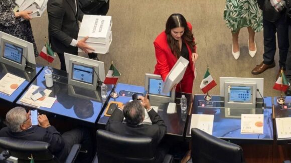 “Que lea la realidad de Sinaloa”: Paloma Sánchez confronta al senador Enrique Inzunza y le deja esto en su curul  (VIDEO)