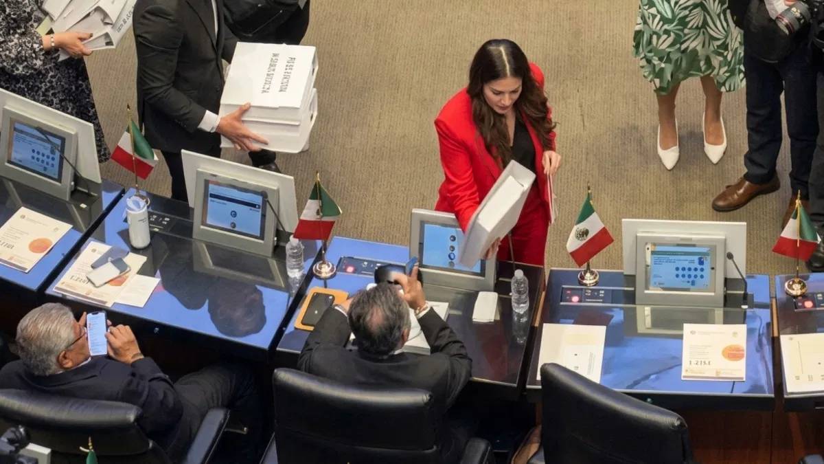 Paloma Sánchez acusa a Inzunza de narcoguerra y le deja fichas de desaparecidos en el Senado