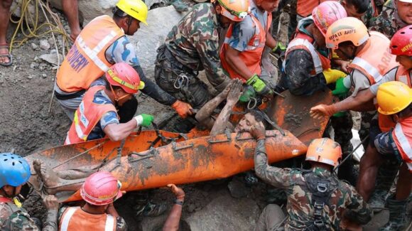 Milagro en Nepal: rescatan a dos sobrevivientes de túnel tras avalancha