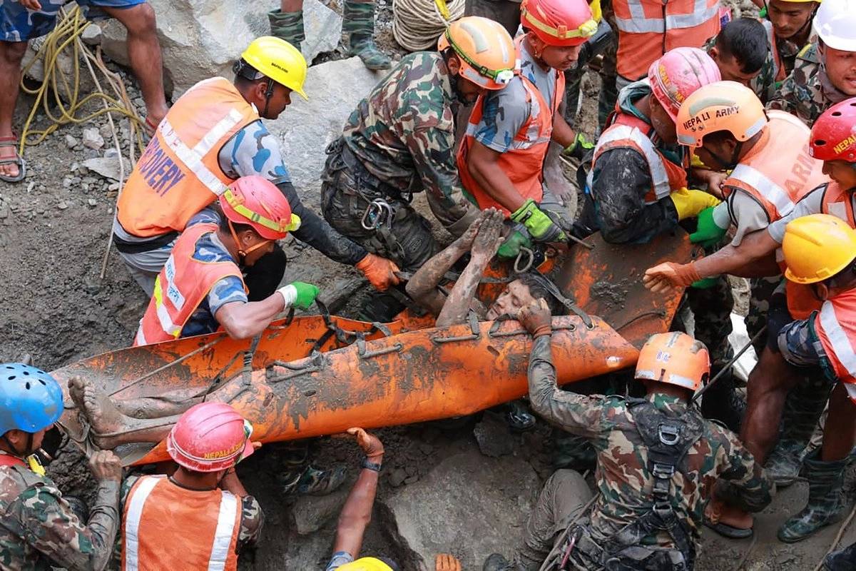 Personal militar durante una operación de rescate