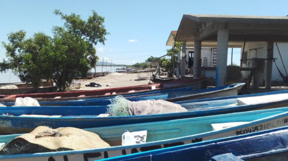 Pescadores lanzan S.O.S. para reparar daños totales que registran sus pequeñas embarcaciones en Paredones, Ahome