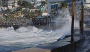 Mazatlán, Sinaloa mantiene restringido el acceso al mar; oleaje forma corrientes y zanjas ante ‘Polo’