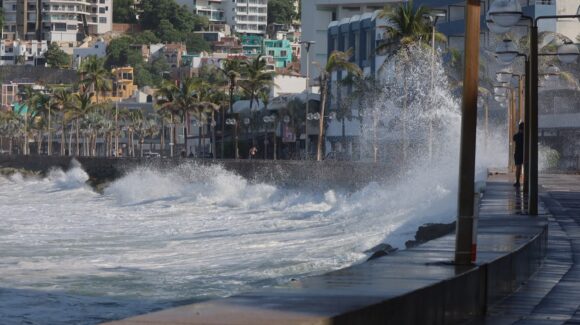 Mazatlán, Sinaloa mantiene restringido el acceso al mar; oleaje forma corrientes y zanjas ante ‘Polo’