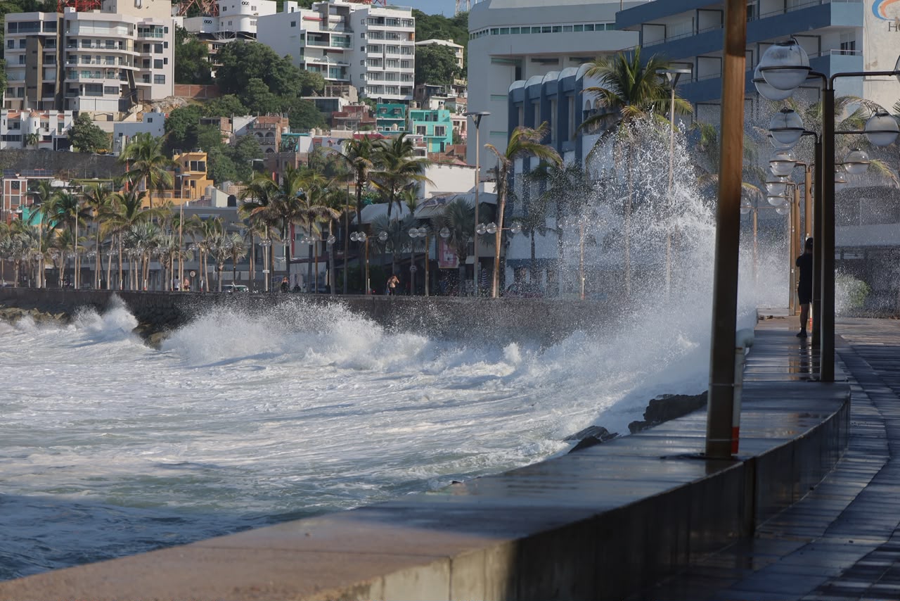 Playas cerradas en Mazatlán por oleaje por huracan Polo