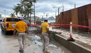 ¡Cierran paso en Olas Altas! Oleaje reblandece zona baja del Malecón de Mazatlán, Sinaloa
