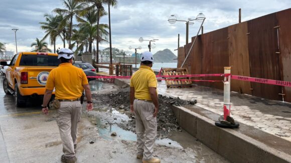 ¡Cierran paso en Olas Altas! Oleaje reblandece zona baja del Malecón de Mazatlán, Sinaloa