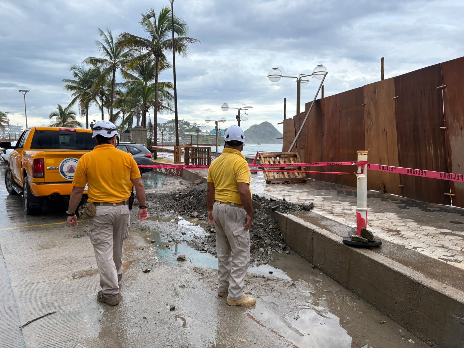 Protección Civil acordonó el área ante posibles afectaciones al pavimento; visitantes y peatones deberán evitar el tramo delimitado en Mazatlán, Sinaloa
