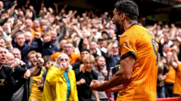 Raúl Jiménez le da el triunfo a los Wolves en la Championship